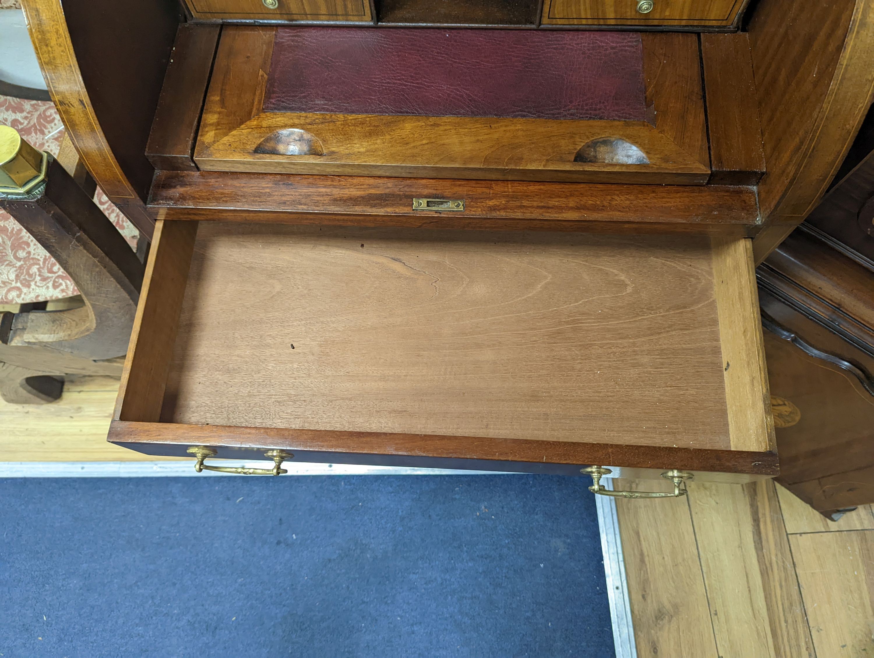 An Edwardian mahogany cylinder bureau, width 64cm, depth 45cm, height 110cm